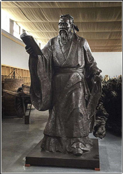 教書(shū)的鑄銅孔子雕塑